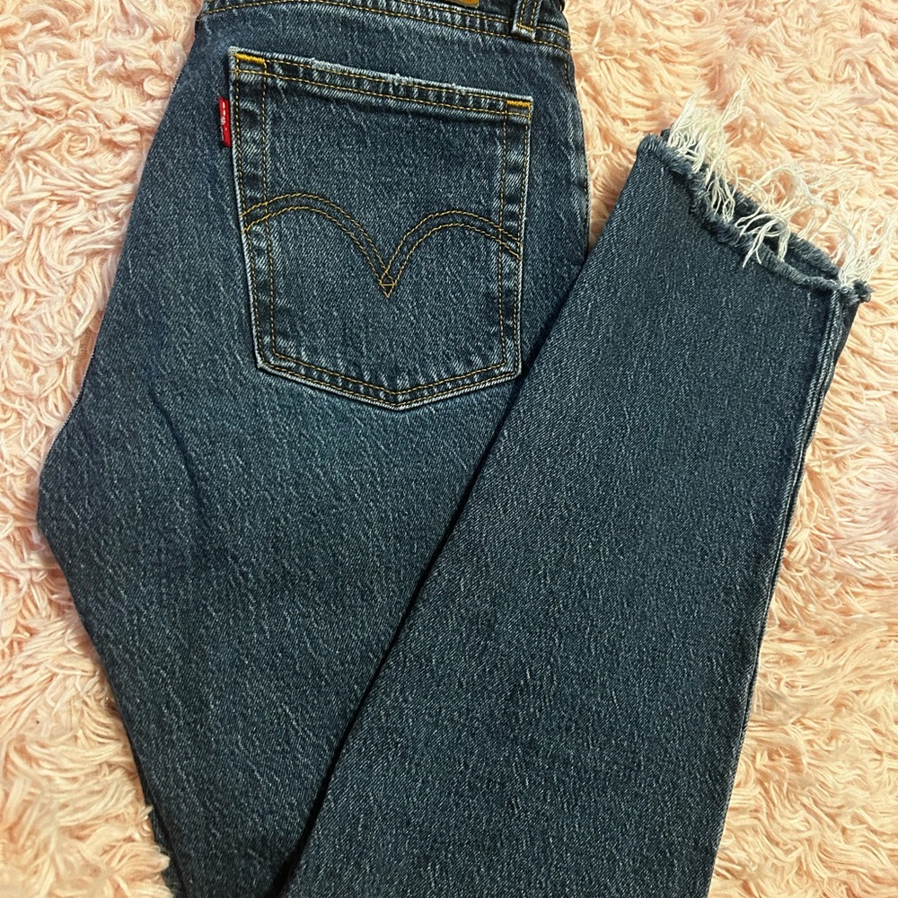 Levis Wedgie size 25. High waist